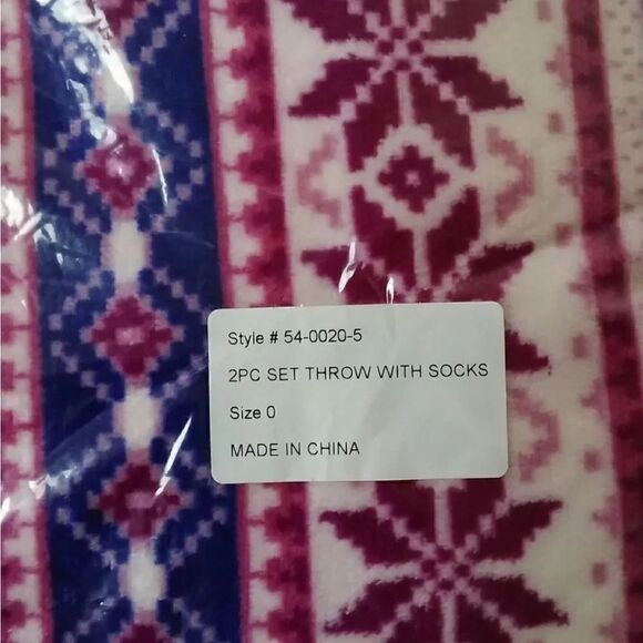 Blanket/throw & matching socks set NWT - Picture 4 of 4
